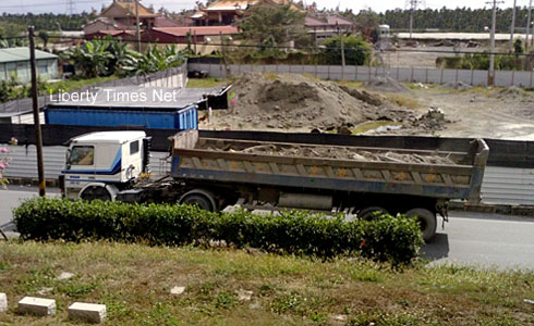 砂石掉地釀禍
司機判刑1年