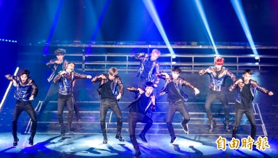 （影音）EXO續攻蛋壽星燦烈許願     亂舞嗨秀團員愛