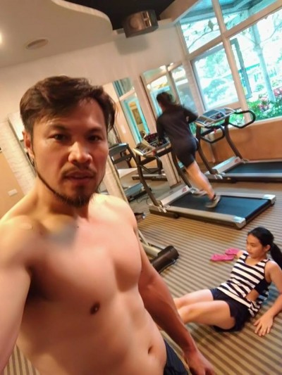 超囧!野生陳致遠被捕獲 合照粉絲竟發現... 超囧!野生陳致遠被捕獲 合照粉絲竟發現...