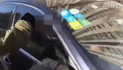 不滿被跟拍半年 話題女星暴衝怒敲狗仔車窗理論 不滿被跟拍半年 話題女星暴衝怒敲狗仔車窗理論