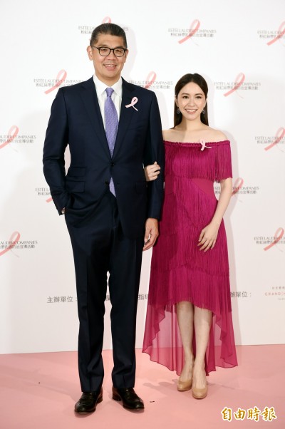 連勝文怎麼了!緊摟蔡依珊瘦到網友認不出直接跪了 連勝文怎麼了!緊摟蔡依珊瘦到網友認不出直接跪了