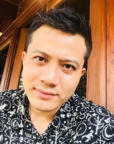 33歲男星離奇暴斃 告別式粉絲失控趴棺搶拍遺容 33歲男星離奇暴斃 告別式粉絲失控趴棺搶拍遺容