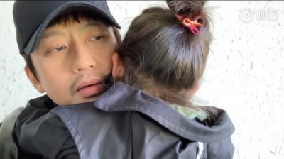 鄧超決定息影當全職爸 4歲女兒抱緊脖子痛哭 鄧超決定息影當全職爸 4歲女兒抱緊脖子痛哭