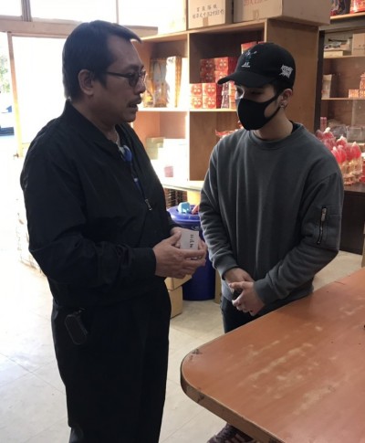 孝子撞法拉利戴口罩謝捐款 他開第一槍斥「真面目示人」 孝子撞法拉利戴口罩謝捐款 他開第一槍斥「真面目示人」