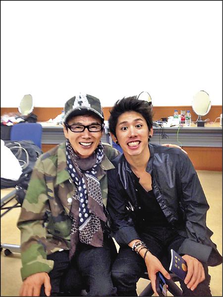 森進一（左）與兒子Taka感情好，先前「ONE OK ROCK」在橫濱開唱，他也曾去後台探班。（森進一提供）