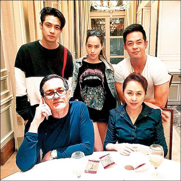 蕭亞軒男友Elroy（後排左）在新加坡陪家人，沒能來台陪女友。（取自Instagram）