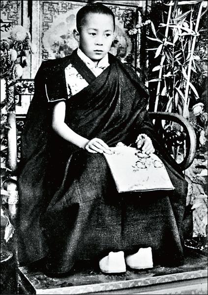 達賴喇嘛年輕時已展露天分，23歲就拿下佛學博士學位。（海鵬提供）