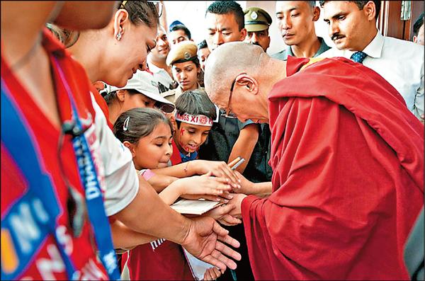 達賴喇嘛（右）在印度北方創建學校，教導藏人子民。（海鵬提供）
