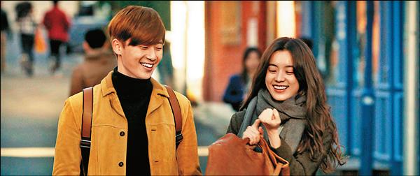 韓孝珠（右）與朴敘俊在片中對戲時間最長，感情戲分也最多。（可樂電影提供）