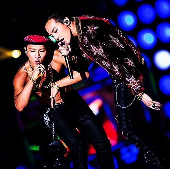 Bigbang隊長G-Dragon（右）去年在MAMA典禮上用饒舌大嗆頒獎像在分豬肉一樣，人人都有獎。（圖片擷取自Instagram）