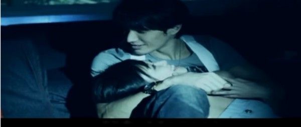 錦榮抱著蔡依林。（圖擷取自YouTube）