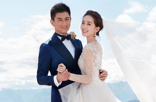 隆詩夫妻迴台灣 一路十指緊扣閃瞎眾人
