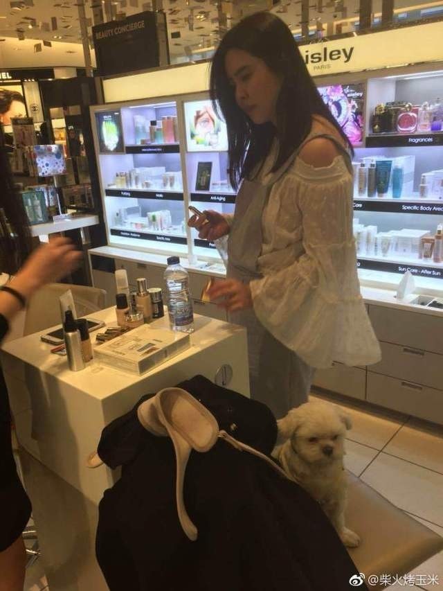 王祖賢露肩秀性感 胖一圈仍飄仙氣