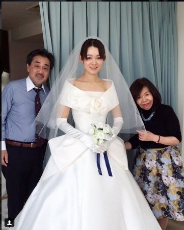 日女模升格人母 網路秀大手牽小手