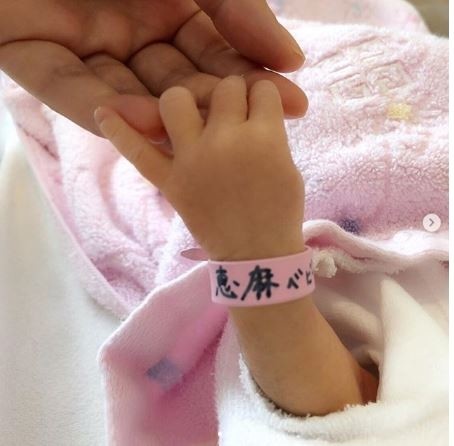 日女模升格人母 網路秀大手牽小手