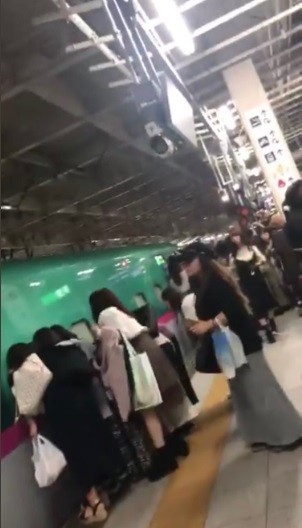 狂粉追星失去理智 衝進月台臉貼車窗害新乾綫誤點