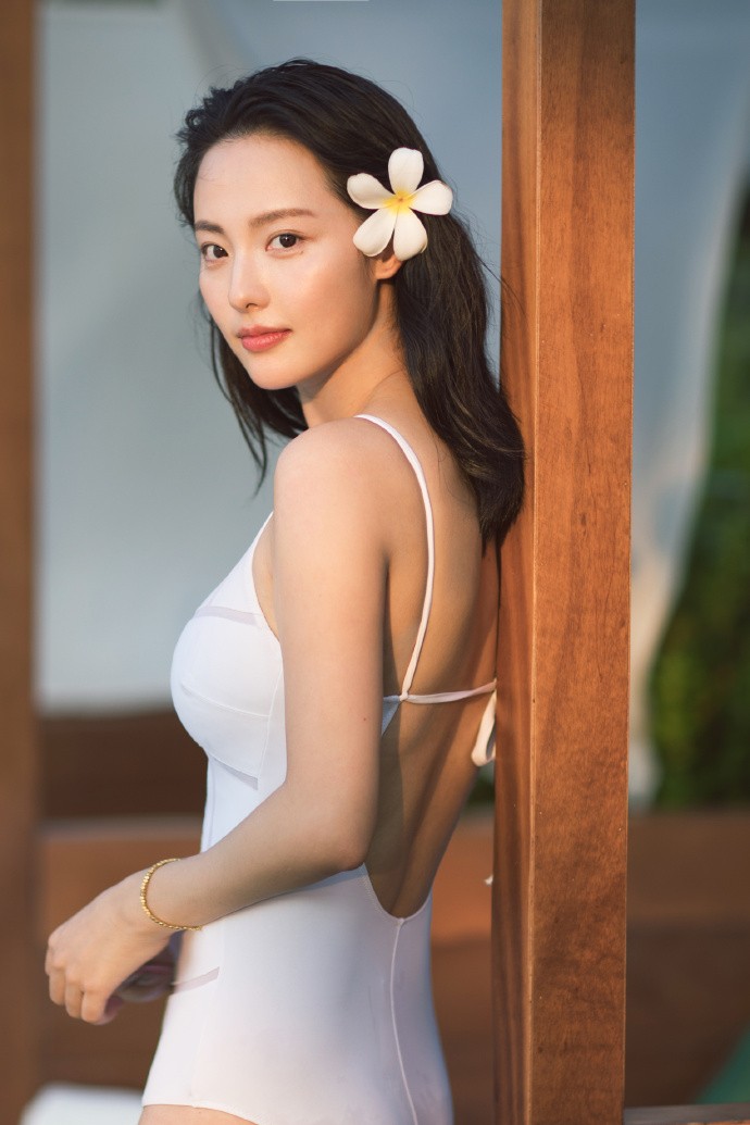 《延禧》女星立鼕裸半背秀長腿 網驚：這身材確定當媽？