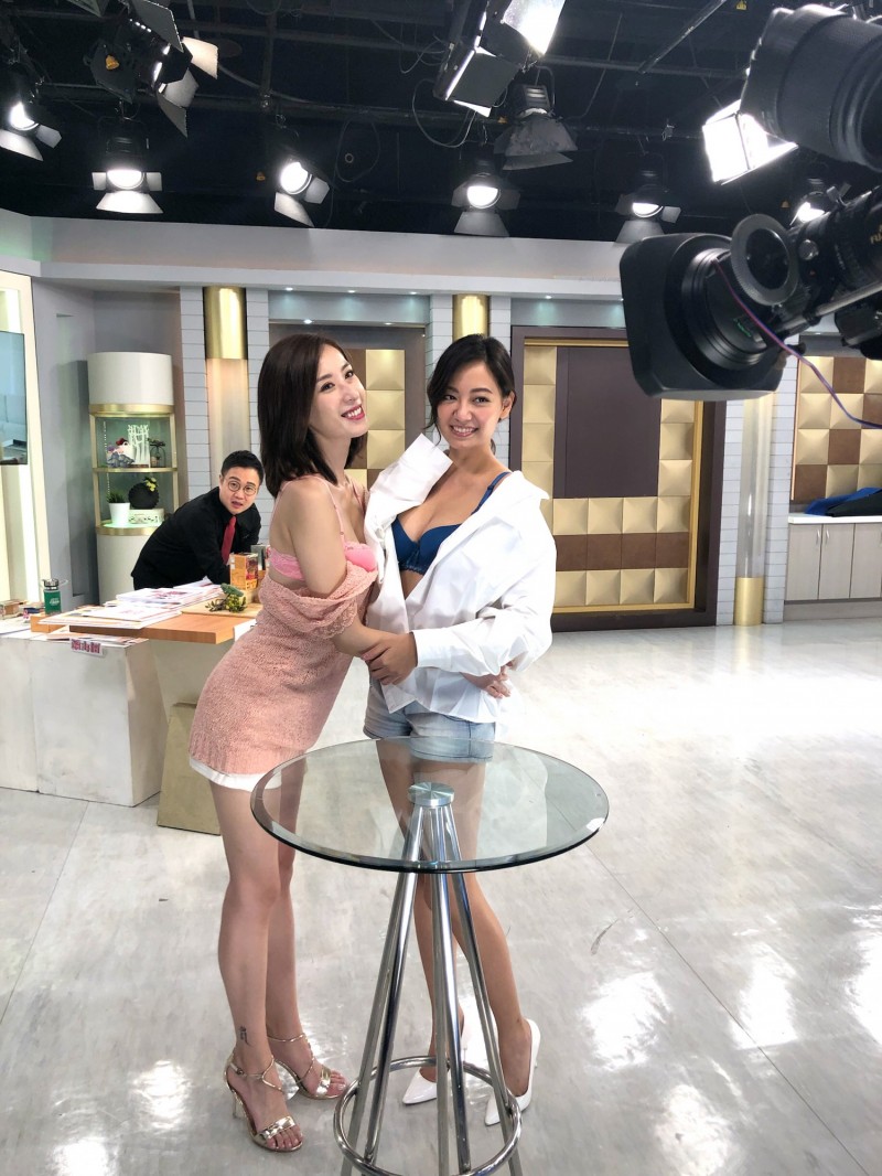 內衣女模賣Bra掉齣胸墊 豪乳被看光遮羞腿間黑森林
