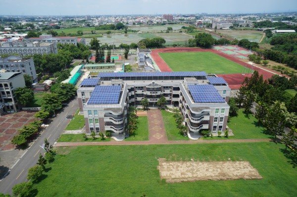 民雄農工校舍屋頂上裝設太陽能發電設備。（天晴能源公司提供）