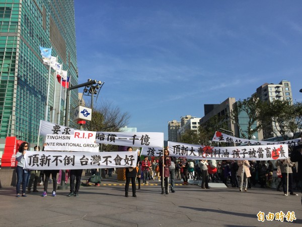 網友滅「頂」行動未停歇,網友今日選在二O一四年最後一天,在台北一O一大樓頂新總部前高喊「頂新魏家,黑心企業」、「查封魏家,賠償全民」口號(記者楊雅民攝)
