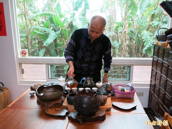 林鴻恩表示,其酸柑茶經「九蒸九煮」工法製作,可重複多次沖泡不改其味。(記者鄭鴻達攝)