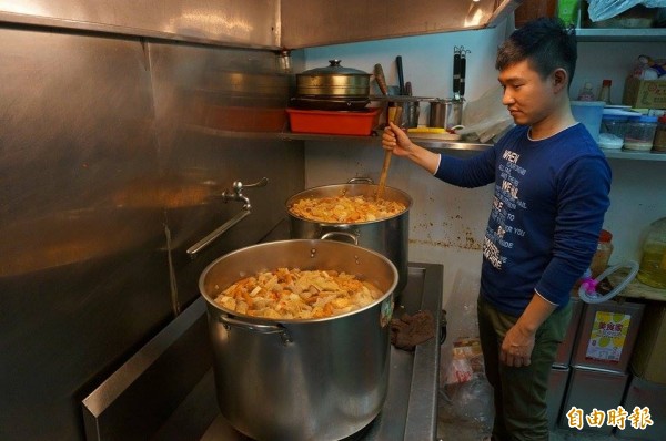 中和的一家火鍋店,因老闆受傷無法營業,遂提供食材、請來「人生百味」料理,並透過教會分送給弱勢,約足夠50人享用。(記者林郁姍攝)