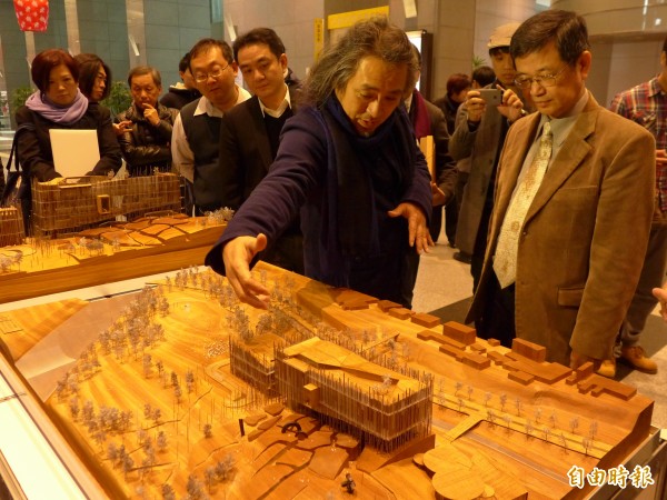建築師姚仁喜（右二）為新北市副市長高宗正（右一）介紹其獲首獎的作品。（記者李雅雯攝）