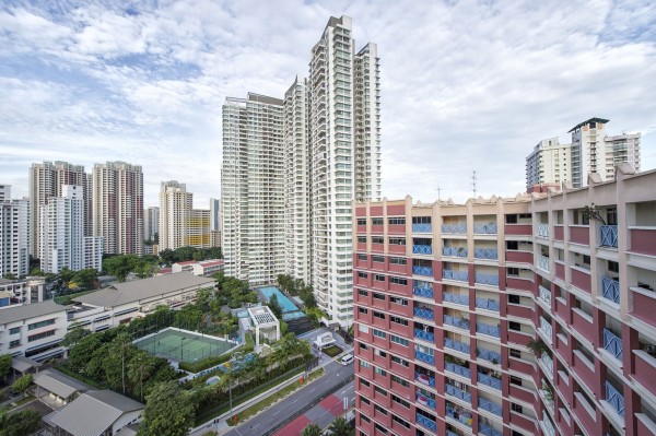 在新加坡政府打房下,豪宅房價下挫。圖中央為當地私有住宅。(彭博)