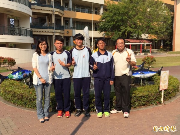 東港高中繁星計劃,左二為台大余承儒、中為成大鍾傑倫,右二為清大何俊億。(記者陳彥廷攝)