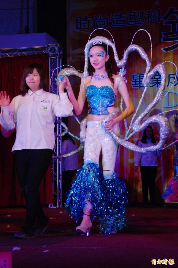 草屯鎮同德家商畢業展美容科正妹走秀,回收鐵絲也成為服裝的一部分。(記者陳鳳麗攝)