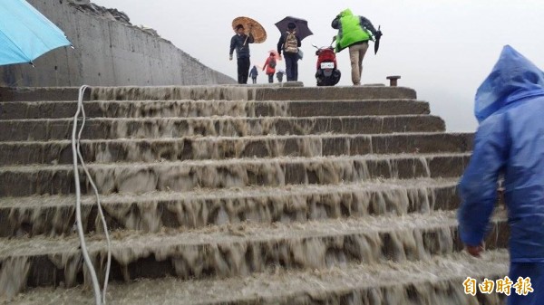 石門水庫實施人工增雨，集水區開始降下大雨。圖為大壩碼頭旁的步道。（記者林子翔攝）