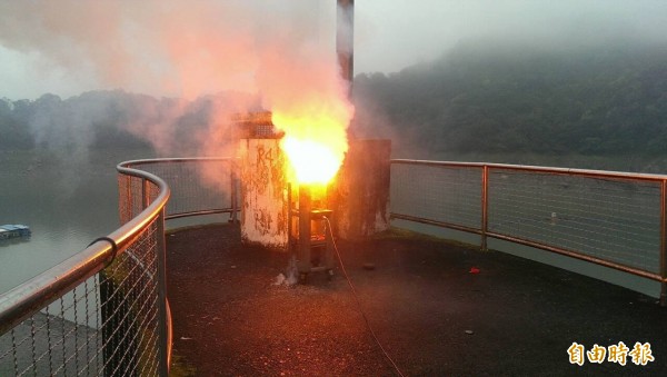 含水氣鋒面報到，桃園地區今天清晨開始下雨，石門水庫管理中心中午實施人工增雨。（記者林子翔攝）