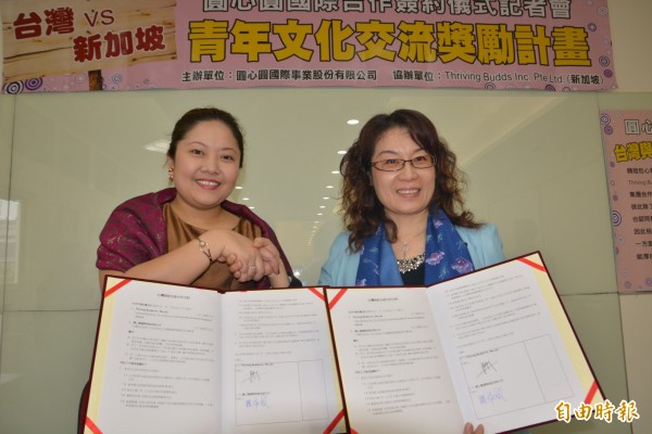 包心粉圓業者魏淑鳳(右)和新加坡公司簽約,將送台灣青年前往當地打工換宿。(記者朱則瑋攝) 包心粉圓業者魏淑鳳(右)和新加坡公司簽約,將送台灣青年前往當地打工換宿。(記者朱則瑋攝)