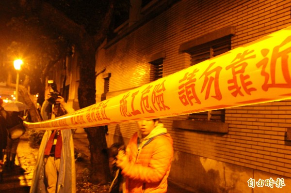Organizers use "construction danger" yellow cloth surround the Executive Yuan, a week, a symbol of authority of the Executive Yuan for dangerous "state violence" is. (Reporter Wu Zhang Hongshe)