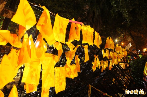 Participation of the masses of the red blood handprint tied in front of the Executive Yuan refused immediately, and finally in the hands of glow sticks thrown within the Executive Yuan. (Reporter Xinde Liu Chang)
