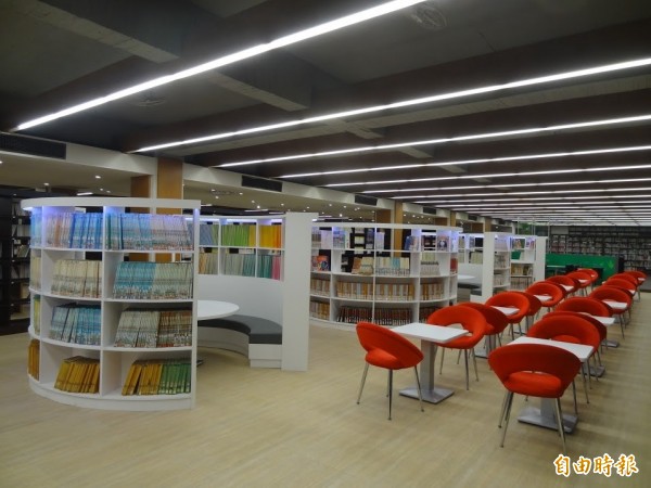 後埔圖書館跳脫傳統直線型排列，營造像書店又像咖啡廳的讀書環境。（記者林郁姍攝）