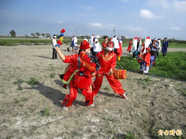 許家子孫請來布馬陣送阿嬤最後一程，讓阿嬤「含笑歸土」，更重現在台灣已十分少見的殯葬儀式。（記者廖淑玲攝）