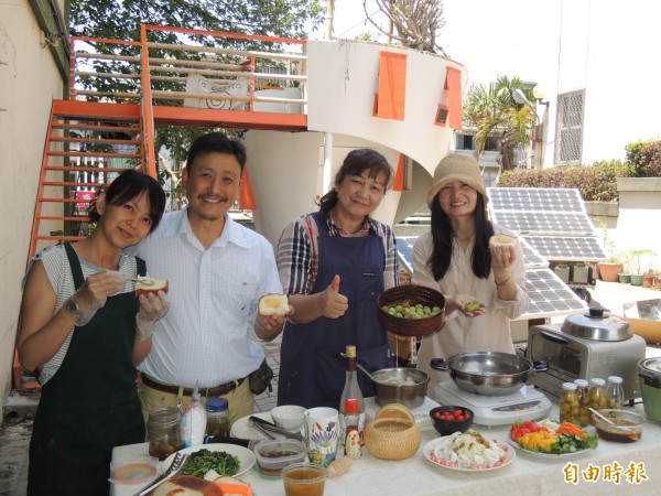 台南社大展示完成的太陽能料理，美味又環保。（記者蔡文居攝）