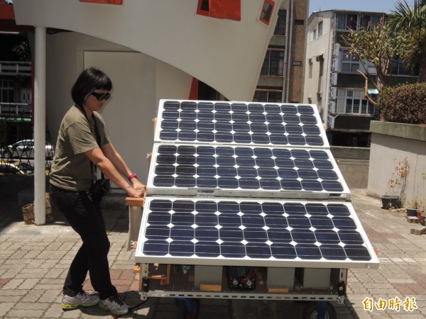 台南社大自製的太陽能發電車，一台可以供電3000瓦，且可四處移動。（記者蔡文居攝）