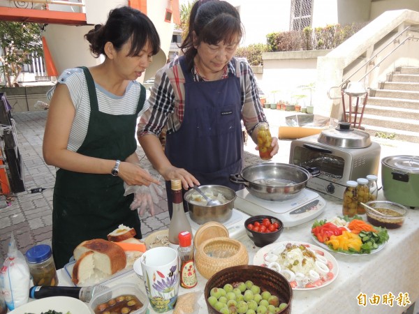 台南社大料理社示範用太陽能烹煮，料理青梅系列菜餚。（記者蔡文居攝）