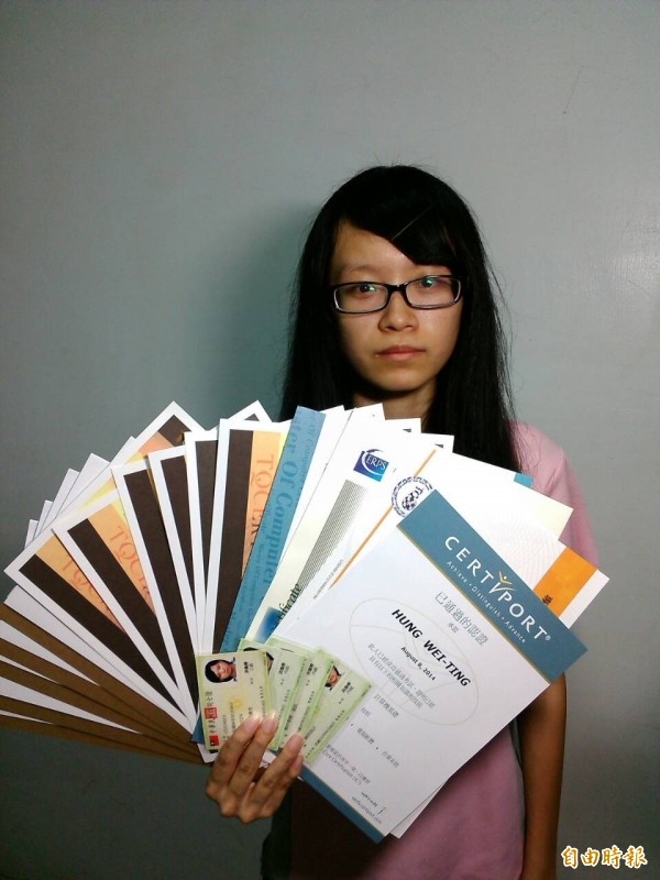 光隆家商資處科洪偉婷,以在校成績及十九張電腦相關證照,獲錄取為國立台科大不分系學生。(記者俞肇福攝)