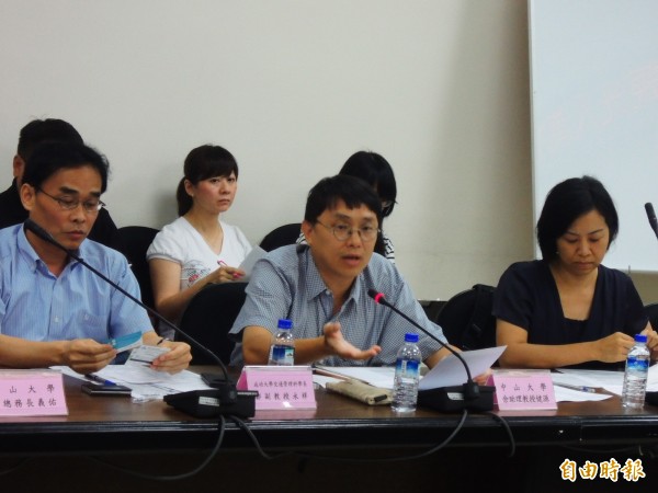 中山大學企管系助理教授佘健源(中)認為,人潮不等於錢潮,廉價中客團對台灣觀光發展沒幫助。(記者葛祐豪攝)