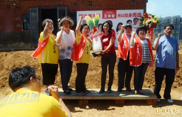 王寶萱（左四）宣布參選桃園市第一選區立委，航空城、A7自救會居民送上好彩頭。（記者鄭淑婷攝）