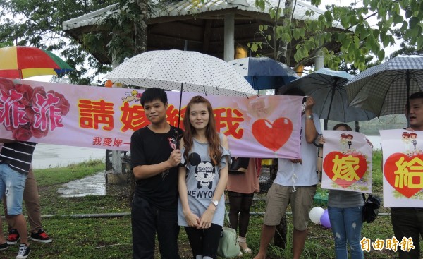 江南渡假村愛情島上演求婚記,陳羿臻與吳嘉祥在煙雨濛濛,浪漫氣氛下,互許終生。(記者王涵平攝)