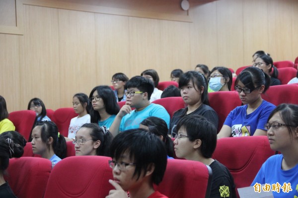 台南首場黑箱課綱說明會 台南女中學生反應熱烈