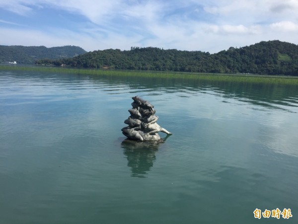 日月潭水位已回升至747.34公尺,九蛙疊像則有一半入水,全台旱象解除,第九蛙短期也將不再見客。(記者劉濱銓攝)