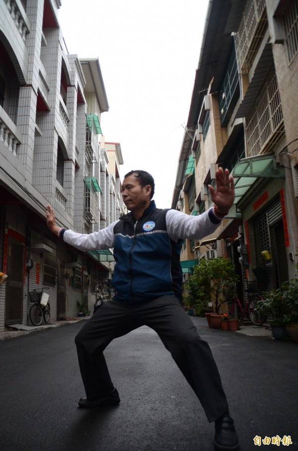 曾為帕金森氏症、憂鬱症所苦的陳英輝,靠打太極拳,病情大幅改善。(記者顏宏駿攝)