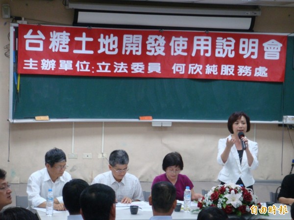 立委何欣純（右）舉辦說明會，爭取台糖參與「太平產業園區」開發案。（記者黃鐘山攝）