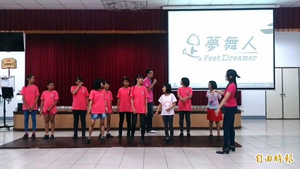 「足夢舞人」利用暑假巡迴家扶全國12個服務據點,與400位家扶兒分享踢踏舞與爵士樂的美好。(記者蘇金鳳攝)
