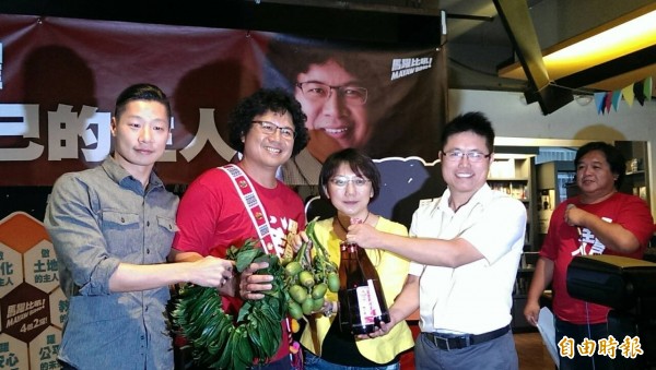 第三勢力政黨代表包括「時代力量」林昶佐、社民黨召集人范雲、綠黨共同召集人李根政也都出席力挺馬耀.比吼。(記者蘇芳禾攝)